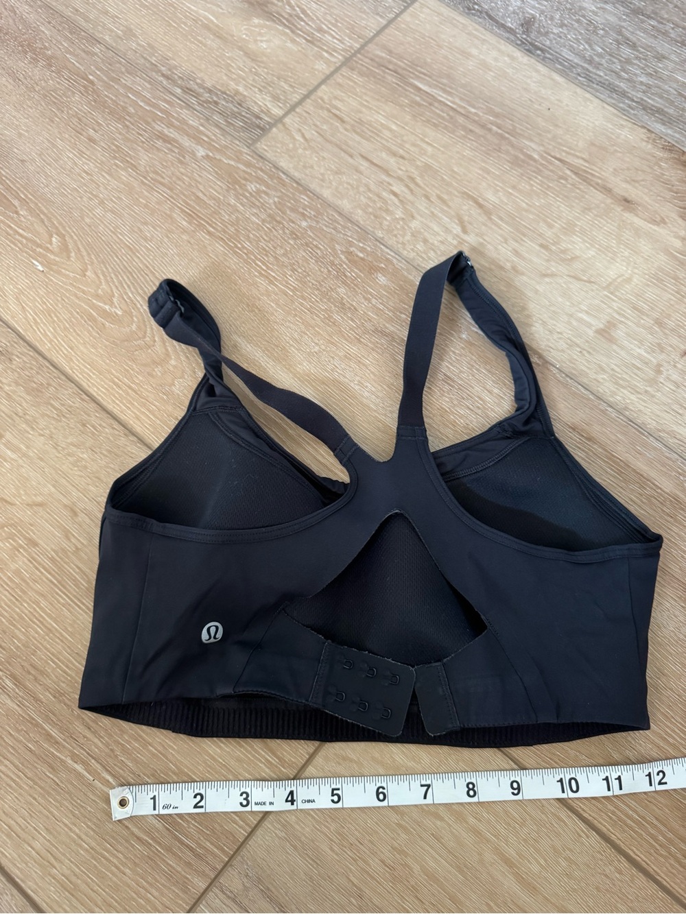 Lululemon All Powered Up Bra in black size Medium (8-10) will fit most B-D cups - Picture 4 of 8